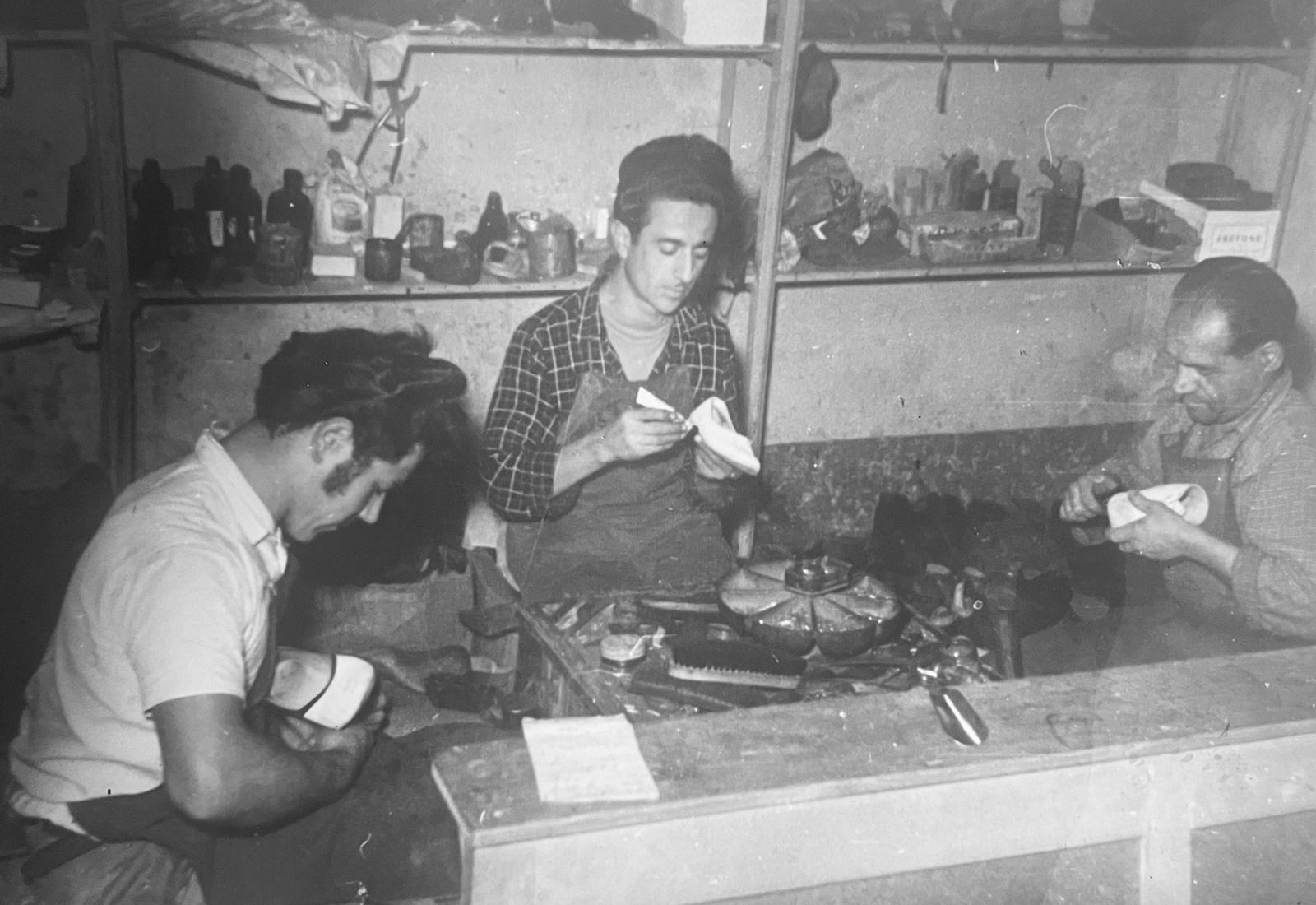 La famiglia Ghibesi al lavoro nello storico laboratorio